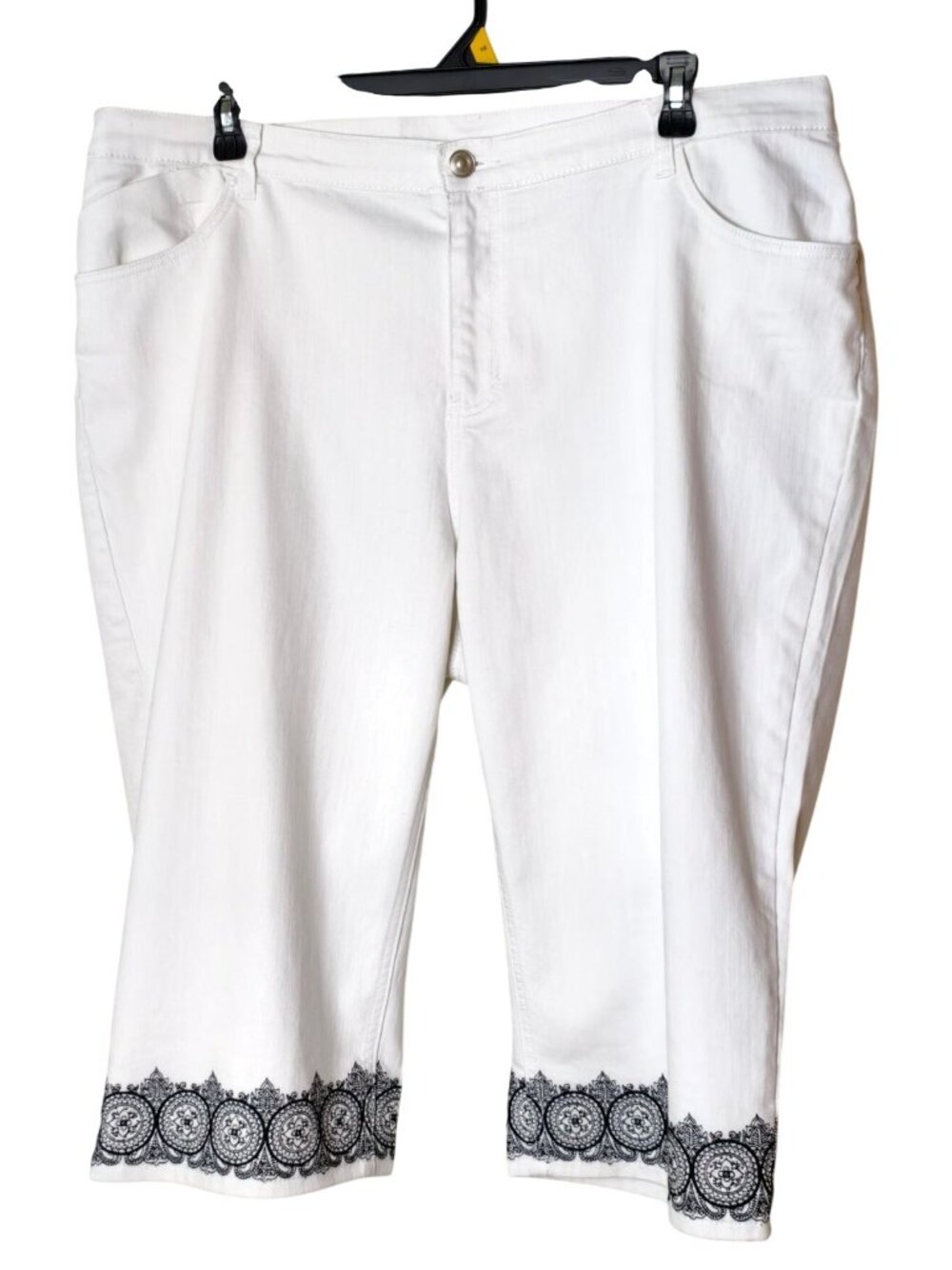Catherines 24W White Capri Pants Black Embroidered Hem Stretch Comfort Fairy